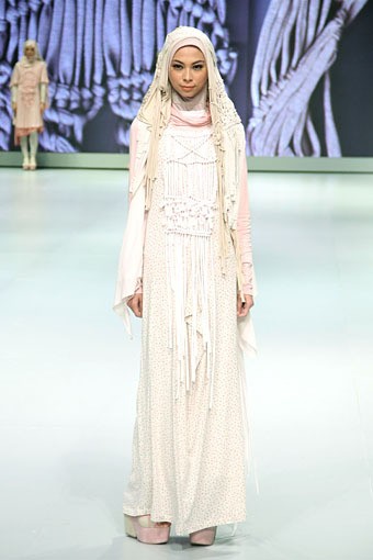 Jakarta, Indonesia - 15 Februari. Sweet Royale by Jeny Tjahyawati. Explore Minangkabau Herritage. Indonesia Fashion Week 2013 at Jakarta Convention Center. 15 Februari 2013. Senayan. Jakarta. [Foto: Mohammad Abduh/Wolipop]