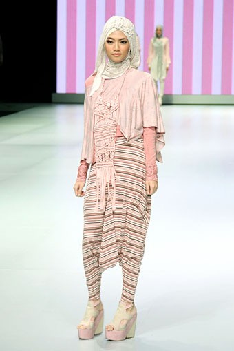 Jakarta, Indonesia - 15 Februari. Sweet Royale by Jeny Tjahyawati. Explore Minangkabau Herritage. Indonesia Fashion Week 2013 at Jakarta Convention Center. 15 Februari 2013. Senayan. Jakarta. [Foto: Mohammad Abduh/Wolipop]