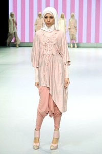 Jakarta, Indonesia - 15 Februari. Sweet Royale by Jeny Tjahyawati. Explore Minangkabau Herritage. Indonesia Fashion Week 2013 at Jakarta Convention Center. 15 Februari 2013. Senayan. Jakarta. [Foto: Mohammad Abduh/Wolipop]