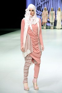 Jakarta, Indonesia - 15 Februari. Sweet Royale by Jeny Tjahyawati. Explore Minangkabau Herritage. Indonesia Fashion Week 2013 at Jakarta Convention Center. 15 Februari 2013. Senayan. Jakarta. [Foto: Mohammad Abduh/Wolipop]