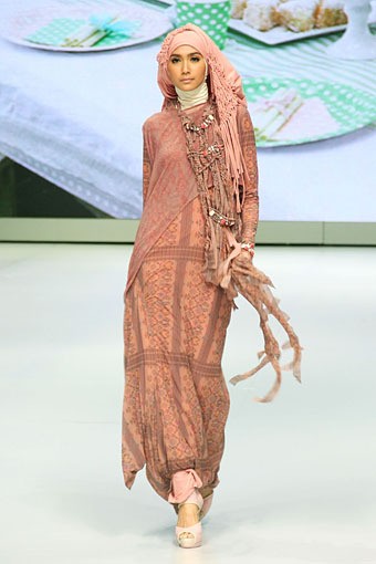 Jakarta, Indonesia - 15 Februari. Sweet Royale by Jeny Tjahyawati. Explore Minangkabau Herritage. Indonesia Fashion Week 2013 at Jakarta Convention Center. 15 Februari 2013. Senayan. Jakarta. [Foto: Mohammad Abduh/Wolipop]