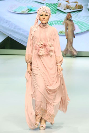 Jakarta, Indonesia - 15 Februari. Sweet Royale by Jeny Tjahyawati. Explore Minangkabau Herritage. Indonesia Fashion Week 2013 at Jakarta Convention Center. 15 Februari 2013. Senayan. Jakarta. [Foto: Mohammad Abduh/Wolipop]