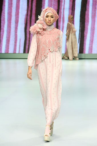 Jakarta, Indonesia - 15 Februari. Sweet Royale by Jeny Tjahyawati. Explore Minangkabau Herritage. Indonesia Fashion Week 2013 at Jakarta Convention Center. 15 Februari 2013. Senayan. Jakarta. [Foto: Mohammad Abduh/Wolipop]