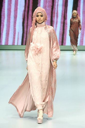 Jakarta, Indonesia - 15 Februari. Sweet Royale by Jeny Tjahyawati. Explore Minangkabau Herritage. Indonesia Fashion Week 2013 at Jakarta Convention Center. 15 Februari 2013. Senayan. Jakarta. [Foto: Mohammad Abduh/Wolipop]