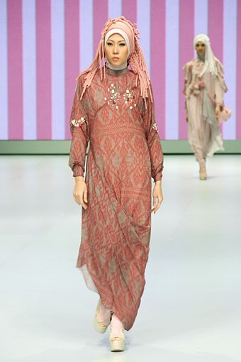 Jakarta, Indonesia - 15 Februari. Sweet Royale by Jeny Tjahyawati. Explore Minangkabau Herritage. Indonesia Fashion Week 2013 at Jakarta Convention Center. 15 Februari 2013. Senayan. Jakarta. [Foto: Mohammad Abduh/Wolipop]
