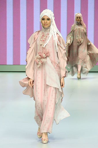 Jakarta, Indonesia - 15 Februari. Sweet Royale by Jeny Tjahyawati. Explore Minangkabau Herritage. Indonesia Fashion Week 2013 at Jakarta Convention Center. 15 Februari 2013. Senayan. Jakarta. [Foto: Mohammad Abduh/Wolipop]