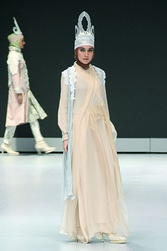 Jakarta, Indonesia - 15 Februari. Nuniek Mawardi The Kingdom. Explore Minangkabau Herritage. Indonesia Fashion Week 2013 at Jakarta Convention Center. 15 Februari 2013. Senayan. Jakarta. [Foto: Mohammad Abduh/Wolipop]