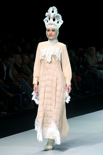 Jakarta, Indonesia - 15 Februari. Nuniek Mawardi The Kingdom. Explore Minangkabau Herritage. Indonesia Fashion Week 2013 at Jakarta Convention Center. 15 Februari 2013. Senayan. Jakarta. [Foto: Mohammad Abduh/Wolipop]