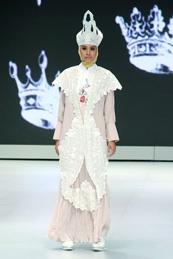 Jakarta, Indonesia - 15 Februari. Nuniek Mawardi The Kingdom. Explore Minangkabau Herritage. Indonesia Fashion Week 2013 at Jakarta Convention Center. 15 Februari 2013. Senayan. Jakarta. [Foto: Mohammad Abduh/Wolipop]