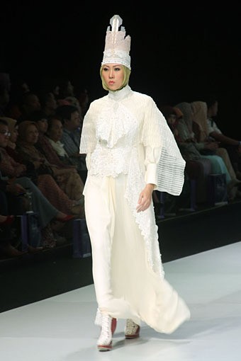 Jakarta, Indonesia - 15 Februari. Nuniek Mawardi The Kingdom. Explore Minangkabau Herritage. Indonesia Fashion Week 2013 at Jakarta Convention Center. 15 Februari 2013. Senayan. Jakarta. [Foto: Mohammad Abduh/Wolipop]