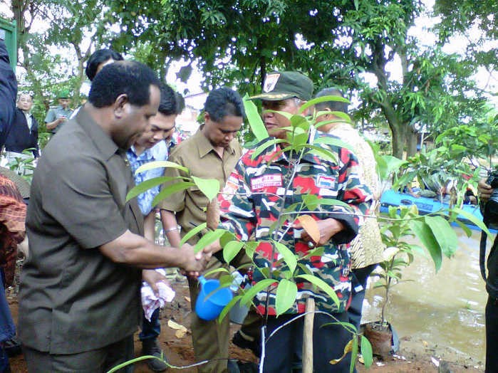 Menteri LH Kampanye Polisi Ciliwung di Bantaran Kali