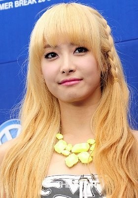 5 Idola KPop Cantik Berambut Pirang 5 Idola KPop Cantik Berambut Pirang