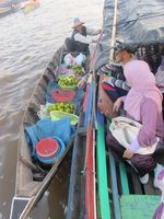 Potret Pagi Khas Pasar Terapung Banjarmasin