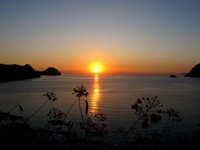 Golden Sunset merupakan salah satu sajian utama bagi para wisatawan yang sedang liburan di Labuan Bajo, Flores. Sunset di sini terlihat indah dan bisa dilihat dari tepi pantai atau atas bukit (Shafa/detikTravel)