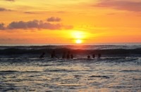 Belum sah ke Bali jika belum ke Pantai Kuta. Menghabiskan sore sambil menunggu matahari tenggelam adalah salah satu kegiatan favorit wisatawan (Desi/detikTravel)
