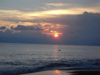 Ibukota Flores, Ende juga memiliki sunset indah juga tenang. Nikmati debur ombak dan matahari yang perlahan menghilang dari cakrawala (Putri/detikTravel)