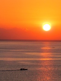 Tak cuma punya komodo, Labuan Bajo di Flores juga memiliki matahari dengan bingkai yang sangat sempurna. Siap-siap tak berkedip saat memandangnya (Shafa/detikTravel)