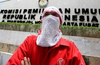  Para pengurus Partai Keadilan dan Persatuan Indonesia (PKPI) pimpinan Sutiyoso (Bang Yos)  berdemo di depan gedung KPU, Jakarta.