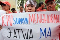 Mereka mendesak KPU menghormati fatwa Mahkamah Agung (MA)
