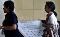 Elda Devianne Adiningrat berjalan menuju ruang pemeriksaan. Ramses/detikFoto.