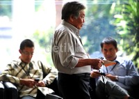 Hadi Wijaya menunggu diperiksa di ruang tunggu KPK. Ramses/detikFoto.