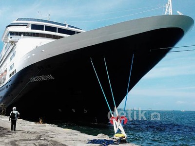 Kapal Pesiar MS Amsterdam Sandar di Makassar