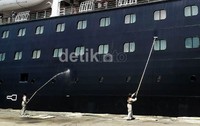 Sebelum bertolak ke Filipina sore ini, beberapa Anak Buah Kapal (ABK) asal Indonesia sedang membersihkan badan kapal.