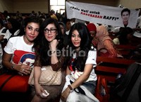 Sejumalah pengunjung sidang kompak mengenakan seragam kaos putih bertuliskan 'Freedom' dan 'He's Victim'. Namun, Amy Qanita terpaksa berbeda karena tak kebagian 'seragam' tersebut.