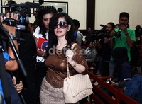 Amy dan kerabatnya meninggalkan ruang sidang.