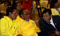 Ical berbincang dengan Ketua Fraksi Golkar Setya Novanto (kanan) dan Wakil Ketua Umum DPP Golkar Fadel Muhammad di sela acara HUT Fraksi Golkar. Ramses/detikFoto.
