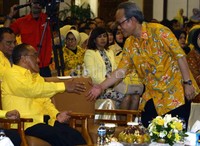 Wakil Ketua MPR Hajriyanto Y. Thohari menyalami Ketua Umum Golkar Aburizal Bakrie (Ical) pada acara pertemuan fraksi seluruh Indonesia. Ramses/detikFoto.