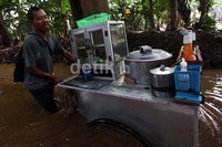 Banjir telah menjadi hal biasa bagi warga Gang Arus, Cawang, mereka pun tetap beraktifitas secara normal.