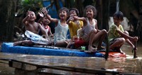Getek pun menjadi alternatif trasportasi saat banjir.