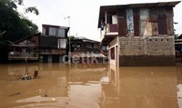 Hujan deras mengguyur Bogor sejak Senin (4/3/13) malam dan menyebabkan Sungai Ciliwung meluap.