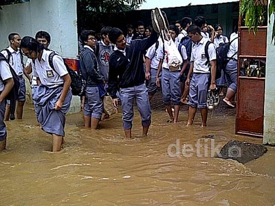 Kelas Tergenang, Siswa SMA 8 Jakarta Dipulangkan