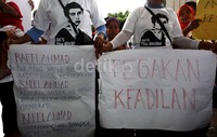 Mereka memakai kaos bergambar Raffi Ahmad.