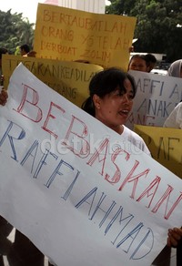 Mereka juga membawa poster meminta Raffi Ahmad dibebaskan.
