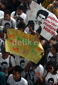 Mereka berdemo saat digelarnya sidang pra-peradilan menggugat penahanan Raffi Ahmad oleh BNN.