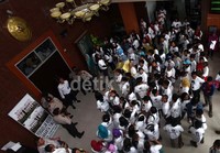 Mereka berkerumun di depan ruang sidang.