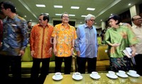 Dalam bedah buku tersebut hadir Ketua DPD Irman Gusman, Wakil Ketua DPR Pramono Anung dan Dekan FK UI Retno Sitompul.
