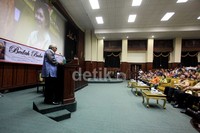 Regenerasi menjadi topik pembahasan dalam buku tersebut.