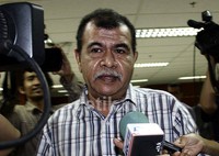 R Azmi Bin Muhammad Yusof tidak mau memberikan keterangan saat diwawancarai usai sidang putusan. Ramses/detikFoto.