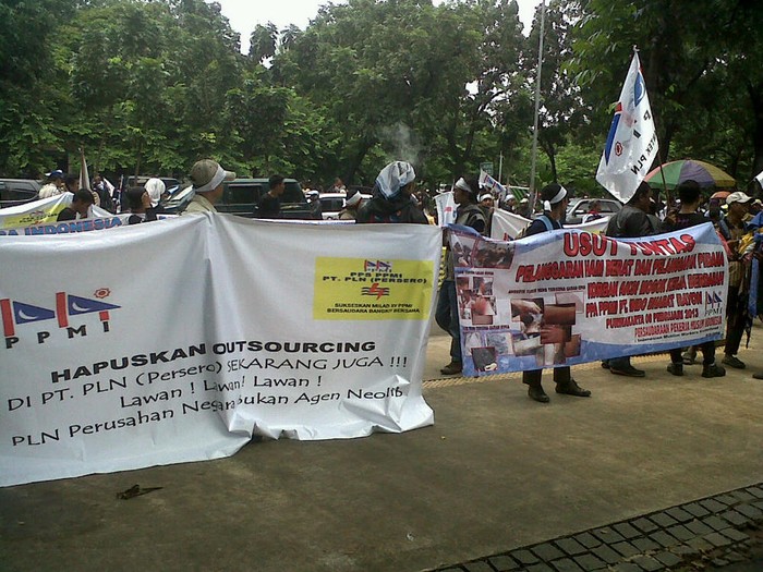 Kantor Dahlan Iskan Didemo Ratusan Buruh Outsourcing PLN