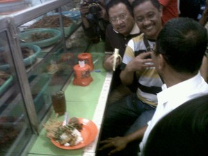 Makan Malam di Warteg, Dahlan Iskan Disambut Warga Tebet