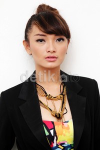 Aksesoris kalung juga melengkapi gaya kantorannya itu. Gusmun/detikFoto.