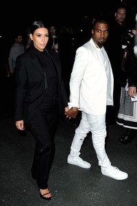Kanye tak pernah melepaskan genggaman tangannya terhadap Kim. Pascal Le Segretain/Getty Images.