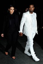Kim Kardashian & Kanye West Makin Mesra