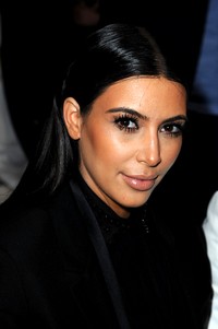 Kim tampil cantik dan memberikan kesan maskulin tapi feminin. Pascal Le Segretain/Getty Images.