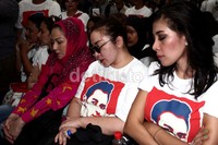 Melly Goeslaw hadir memakai kaus yang bergambar wajah Raffi Ahmad.