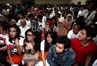 Para artis ramai-ramai datang ke Pengadilan Negeri Jakarta Timur, Selasa (5/3/2013).